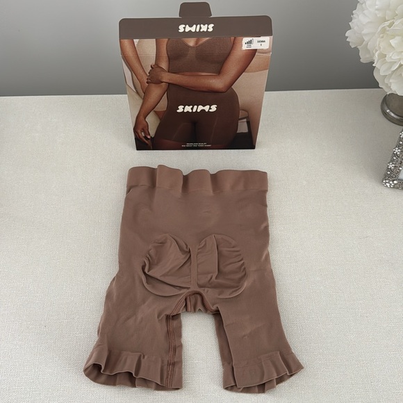 SKIMS Seamless Sculpt Mid Waist Mid Thigh Short - Picture 7 of 9
